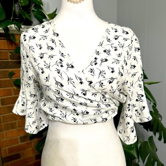 🛍️Windsor Cute short sleeve crop shirt with tied bottom side Small - Picture 5 of 9